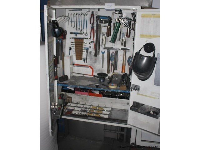 Werkplaatskast met gereedschap en onderdelen, diverse handgereedschappen, tangen, hamers, zagen, schroevendraaiers, moersleutels, klemmen, meetgereedschap, en bevestigingsmaterialen, werking niet gekend - afbeelding 1 van  4