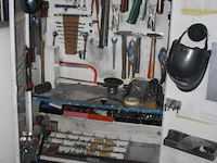 Werkplaatskast met gereedschap en onderdelen, diverse handgereedschappen, tangen, hamers, zagen, schroevendraaiers, moersleutels, klemmen, meetgereedschap, en bevestigingsmaterialen, werking niet gekend - afbeelding 1 van  4