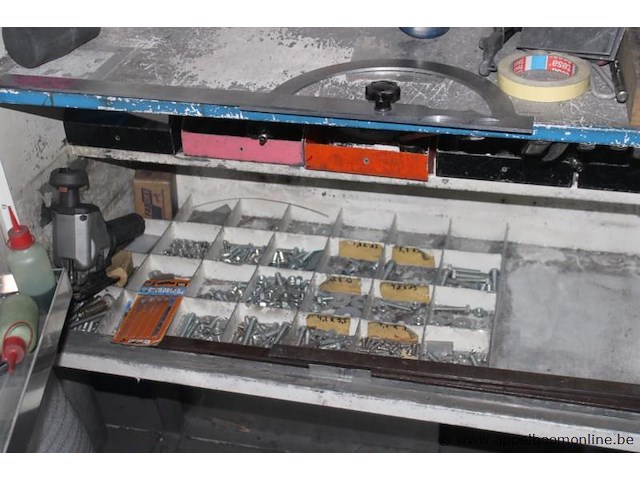 Werkplaatskast met gereedschap en onderdelen, diverse handgereedschappen, tangen, hamers, zagen, schroevendraaiers, moersleutels, klemmen, meetgereedschap, en bevestigingsmaterialen, werking niet gekend - afbeelding 2 van  4