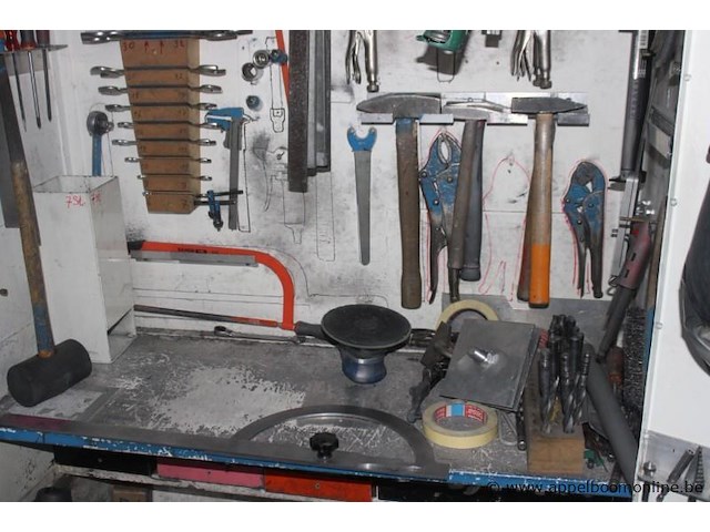 Werkplaatskast met gereedschap en onderdelen, diverse handgereedschappen, tangen, hamers, zagen, schroevendraaiers, moersleutels, klemmen, meetgereedschap, en bevestigingsmaterialen, werking niet gekend - afbeelding 3 van  4