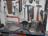 Werkplaatskast met gereedschap en onderdelen, diverse handgereedschappen, tangen, hamers, zagen, schroevendraaiers, moersleutels, klemmen, meetgereedschap, en bevestigingsmaterialen, werking niet gekend - afbeelding 3 van  4