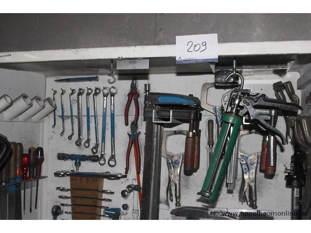 Werkplaatskast met gereedschap en onderdelen, diverse handgereedschappen, tangen, hamers, zagen, schroevendraaiers, moersleutels, klemmen, meetgereedschap, en bevestigingsmaterialen, werking niet gekend - afbeelding 4 van  4
