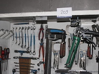 Werkplaatskast met gereedschap en onderdelen, diverse handgereedschappen, tangen, hamers, zagen, schroevendraaiers, moersleutels, klemmen, meetgereedschap, en bevestigingsmaterialen, werking niet gekend - afbeelding 4 van  4