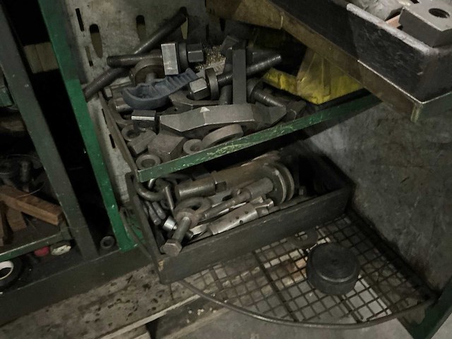 Werkplaatskast met inhoud - afbeelding 5 van  9