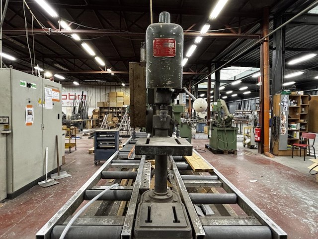 Werkstation met 3 kolomboormachines// tappingmachine wo tb audax 15 en spindle r.p.m. sun-10 - afbeelding 9 van  13