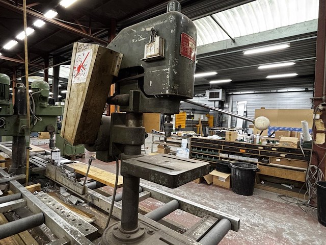 Werkstation met 3 kolomboormachines// tappingmachine wo tb audax 15 en spindle r.p.m. sun-10 - afbeelding 10 van  13