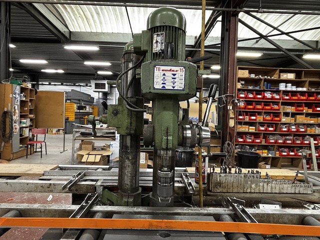 Werkstation met 3 kolomboormachines// tappingmachine wo tb audax 15 en spindle r.p.m. sun-10 - afbeelding 12 van  13