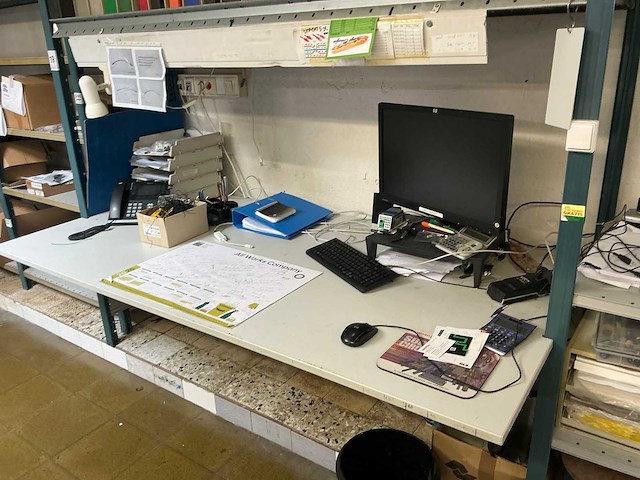 Werkstation met inhoud - afbeelding 3 van  7