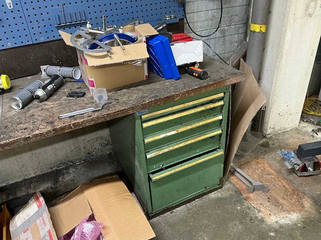 Werkstation/constructie met inhoud - afbeelding 9 van  15