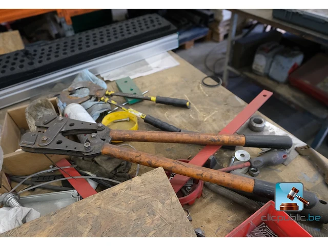 Werktabel met inhoud - afbeelding 10 van  13