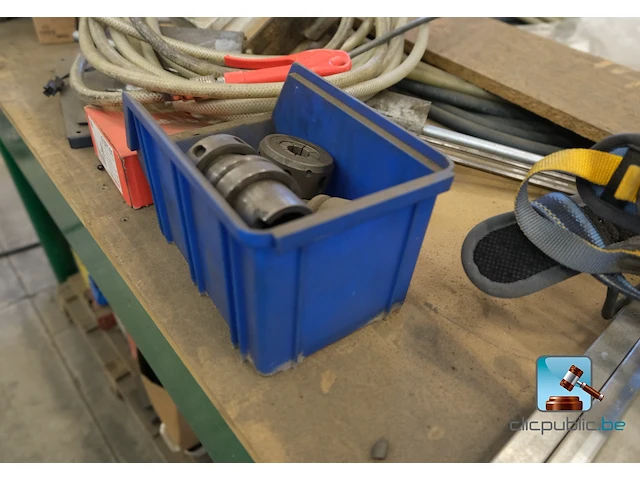 Werktabel met inhoud - afbeelding 12 van  13