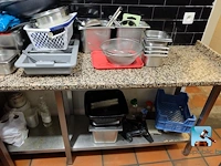 Werktabel met inhoud - afbeelding 2 van  5