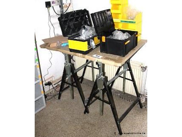 Werktafel en 2 gereedschapskoffers - afbeelding 1 van  2