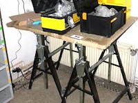 Werktafel en 2 gereedschapskoffers - afbeelding 1 van  2