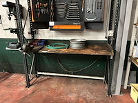Werktafel gemonteerd op rek met inhoud - afbeelding 1 van  6