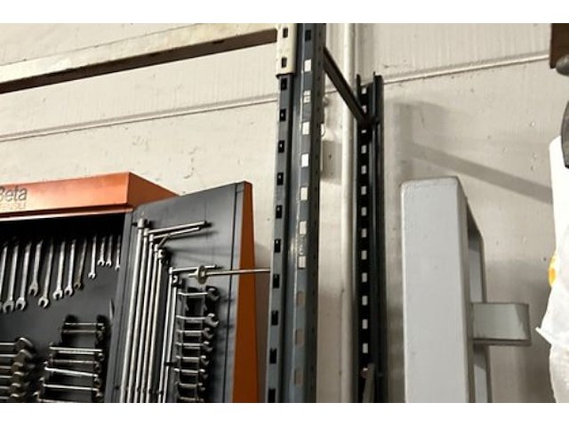 Werktafel gemonteerd op rek met inhoud - afbeelding 2 van  6