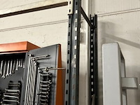 Werktafel gemonteerd op rek met inhoud - afbeelding 2 van  6