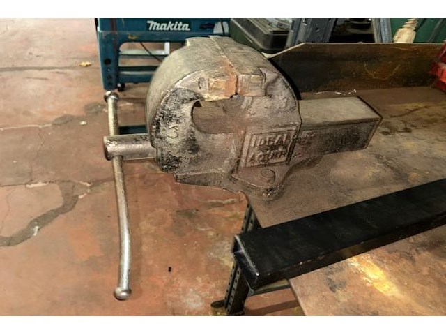 Werktafel gemonteerd op rek met inhoud - afbeelding 3 van  6