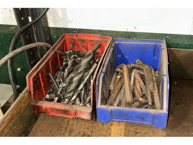 Werktafel gemonteerd op rek met inhoud - afbeelding 4 van  6