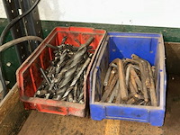 Werktafel gemonteerd op rek met inhoud - afbeelding 4 van  6