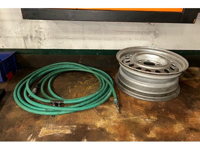 Werktafel gemonteerd op rek met inhoud - afbeelding 5 van  6