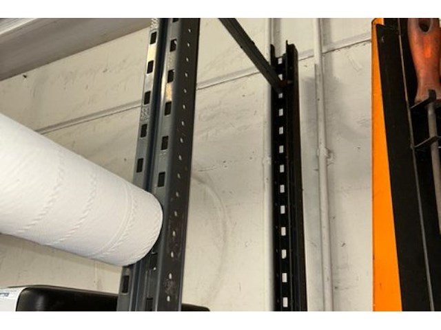 Werktafel gemonteerd op rek met inhoud - afbeelding 6 van  6