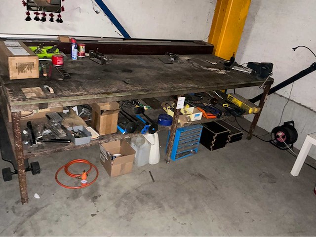 Werktafel met bankschroef - afbeelding 1 van  1