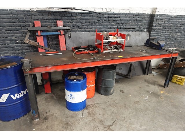 Werktafel met bankschroef - afbeelding 1 van  6