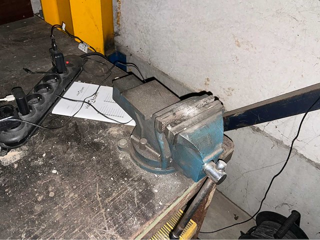 Werktafel met bankschroef - afbeelding 4 van  4