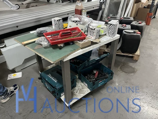 Werktafel met diversen - afbeelding 1 van  6