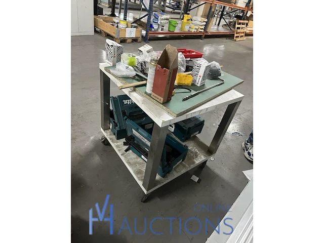 Werktafel met diversen - afbeelding 2 van  6