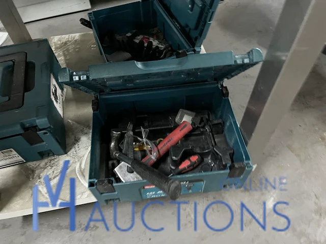 Werktafel met diversen - afbeelding 5 van  6