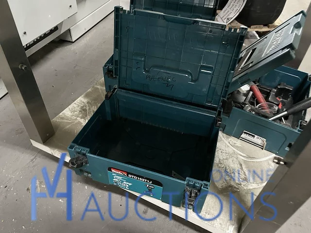 Werktafel met diversen - afbeelding 6 van  6