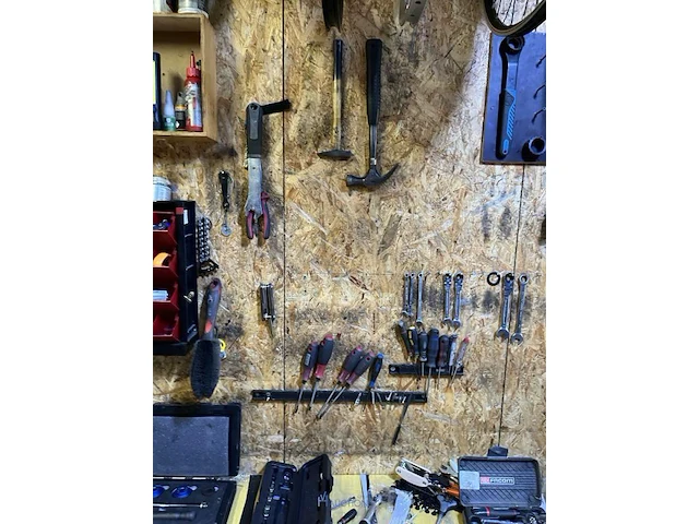 Werktafel met handgereedschap - afbeelding 7 van  25