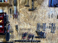 Werktafel met handgereedschap - afbeelding 7 van  25