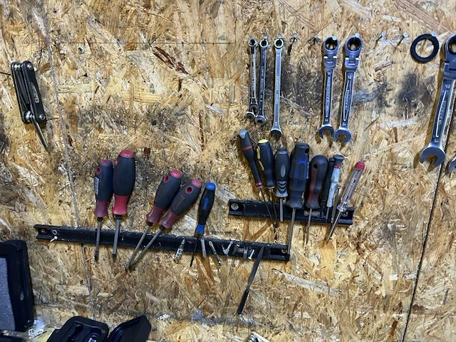 Werktafel met handgereedschap - afbeelding 8 van  25