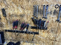 Werktafel met handgereedschap - afbeelding 8 van  25