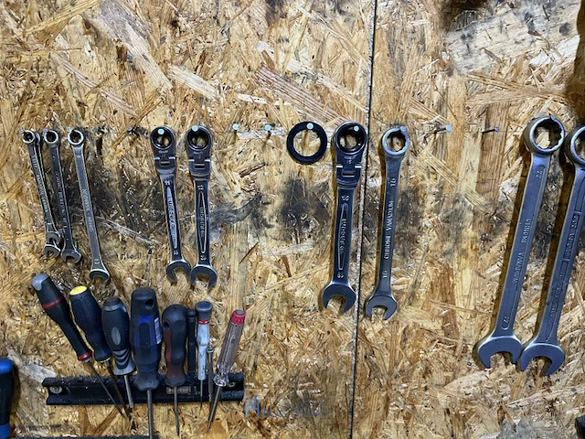 Werktafel met handgereedschap - afbeelding 9 van  25