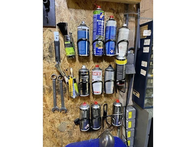 Werktafel met handgereedschap - afbeelding 11 van  25