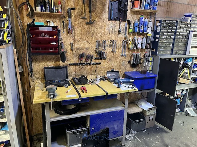 Werktafel met handgereedschap - afbeelding 1 van  25
