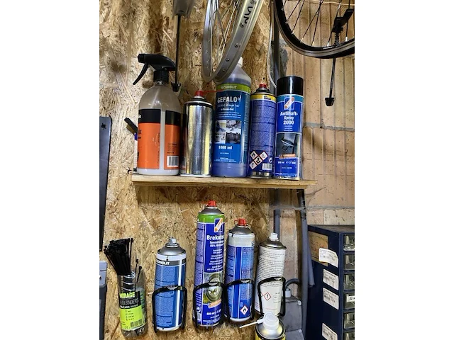Werktafel met handgereedschap - afbeelding 13 van  25