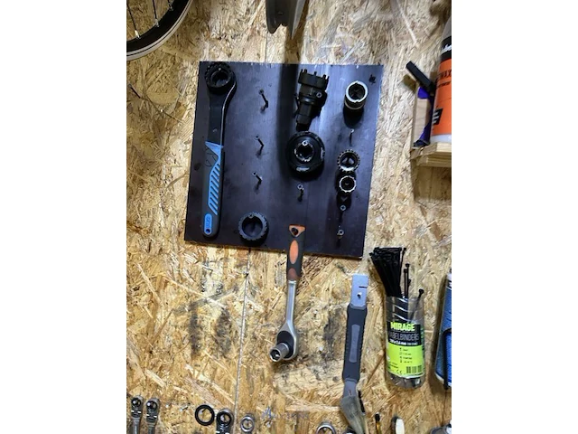 Werktafel met handgereedschap - afbeelding 14 van  25