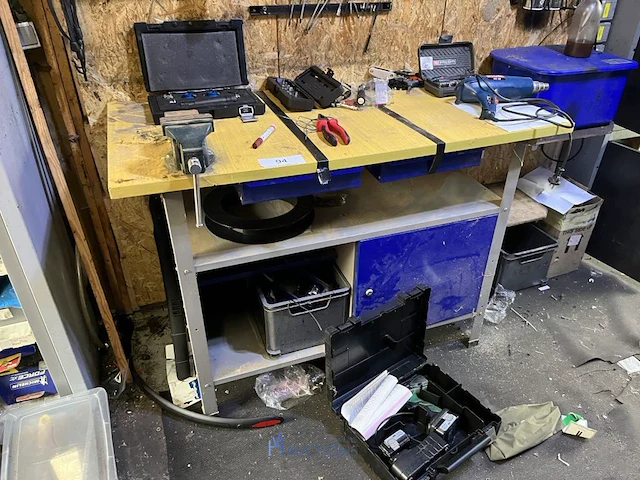 Werktafel met handgereedschap - afbeelding 12 van  25