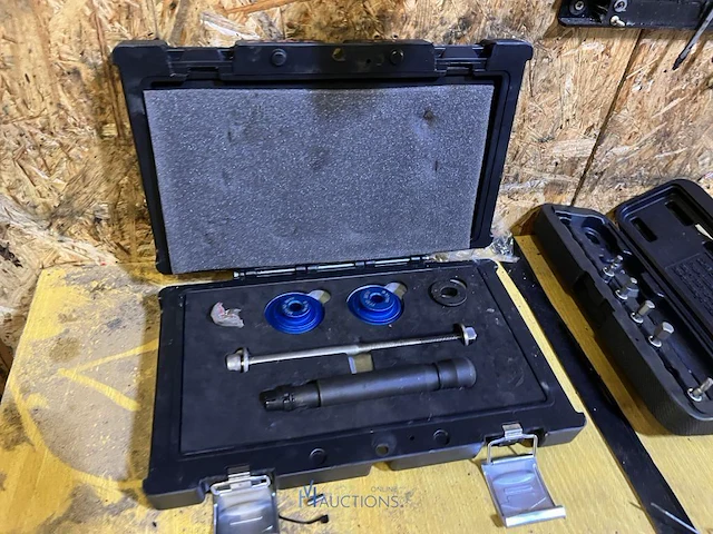 Werktafel met handgereedschap - afbeelding 19 van  25