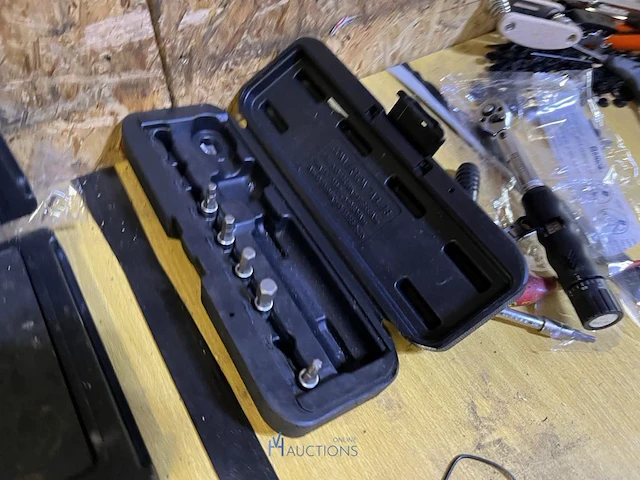 Werktafel met handgereedschap - afbeelding 20 van  25
