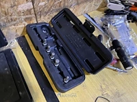 Werktafel met handgereedschap - afbeelding 20 van  25