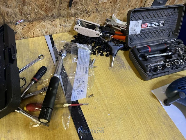 Werktafel met handgereedschap - afbeelding 21 van  25