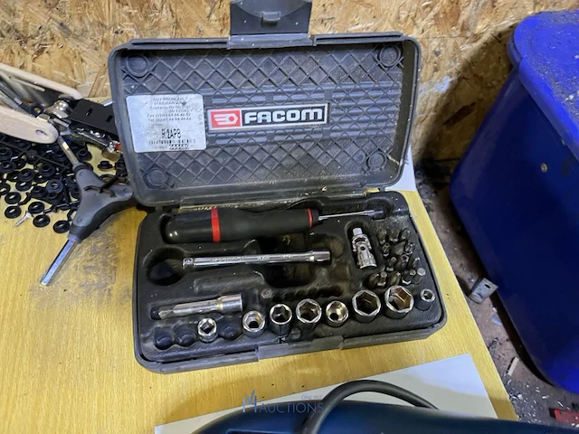 Werktafel met handgereedschap - afbeelding 22 van  25