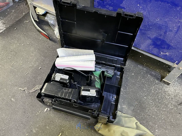 Werktafel met handgereedschap - afbeelding 24 van  25