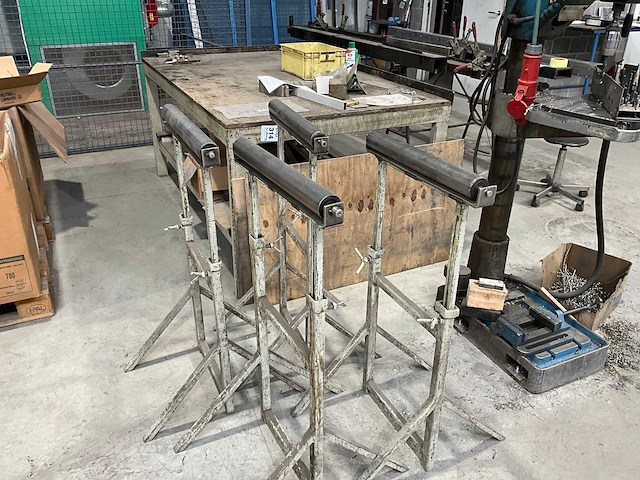 Werktafel met inhoud - afbeelding 1 van  5